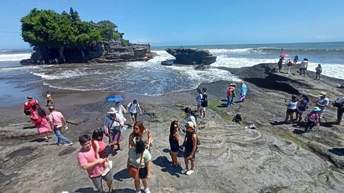 Sejumlah wisatawan mengunjungi objek wisata Tanah Lot, Tabanan, Bali, Minggu (16/4/2023). (chairul amri simabur/detikBali)
