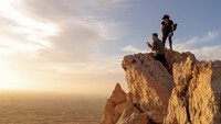 Tidak lupa mereka mengabadikan suasana Sharjah dari atas bukit.