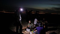 Setelah berbuka puasa, mereka bersiap turun dengan peralatan senter.