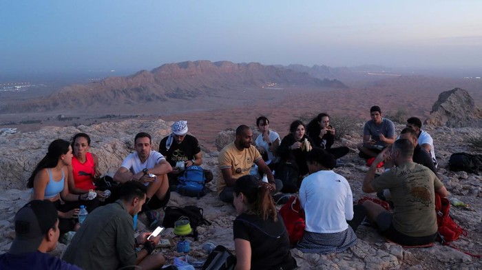 Serunya Berbuka Puasa di Fossil Rock Nature Reserve UEA A group of Muslim and non-Muslim hikers gets ready to descend after sharing an Iftar (breaking fast) meal during the month of Ramadan at the Fossil Rock Nature Reserve in Sharjah, United Arab Emirates, April 15, 2023. REUTERS/Amr Alfiky