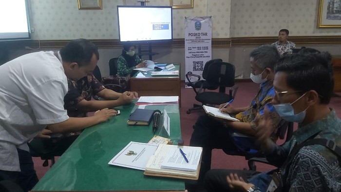 Sidak Ombudsman RI ke Posko THR Disnaker Jatim.
