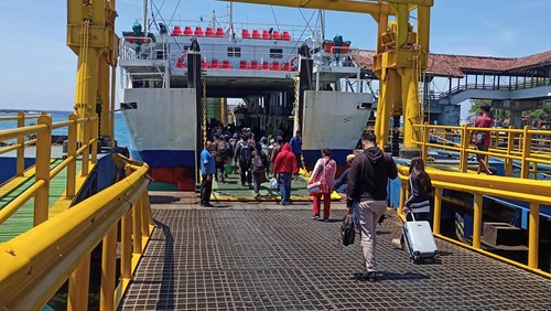 Situasi penyeberangan di Pelabuhan Padangbai yang terletak di Kecamatan Manggis, Kabupaten Karangasem beberapa waktu yang lalu (foto: I Wayan Selamat Juniasa)