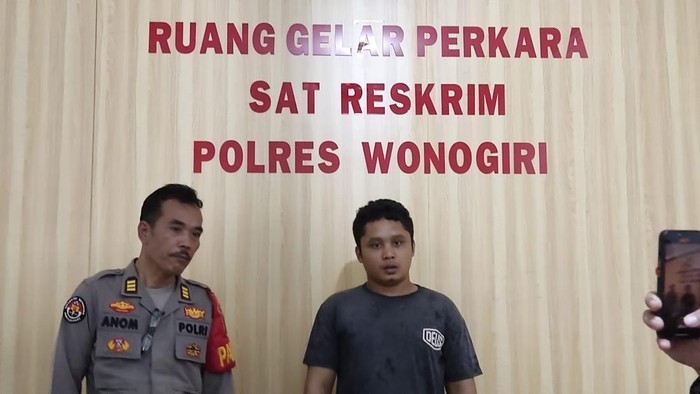 Sri Mustofa Andriyanto (kanan) saat memberi klarifikasi di Mapolres Wonogiri Minggu (16/4) malam.