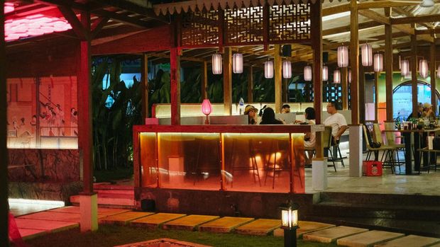 Suasana CCC Canggu malam hari dengan banyak lampu konsep oriental neo-tropis. Pengunjung nikmati sajian khas timur laut. (Agus Eka)