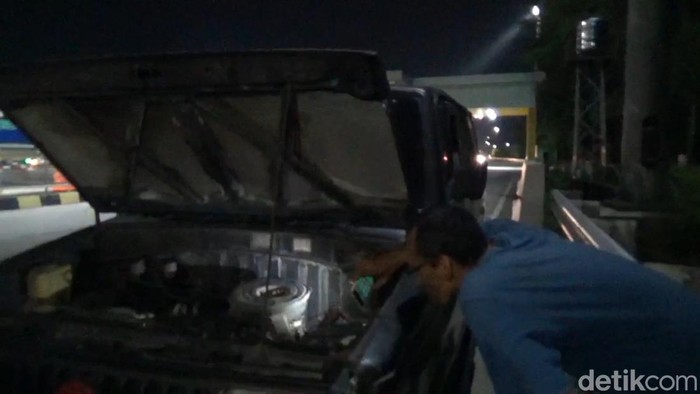 Suasana di Gerbang Tol Cikatama, Minggu (16/4/2023) malam.