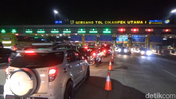 Suasana di Gerbang Tol Cikatama, Minggu (16/4/2023) malam.