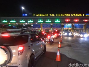 Kondisi GT Cikatama H-6 Arus Mudik,Terjadi Antrean Kendaraan