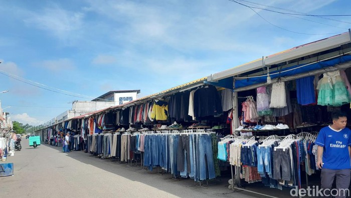 Suasana pasar seken Taras, Kota Batam Kepulauan Riau.