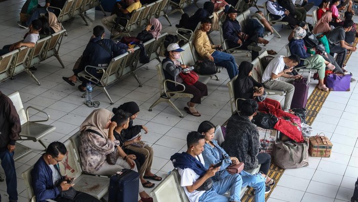 Sejumlah pemudik memasukkan barang bawaan kedalam bagasi bus di Terminal Kampung Rambutan, Jakarta, Minggu (16/4/2023). Sebagian warga memilih untuk mudik lebih awal guna menghindari kemacetan dan lonjakan penumpang pada puncak arus mudik yang diprediksi pada tanggal 18-21 April 2023. ANTARA FOTO/Asprilla Dwi Adha/YU