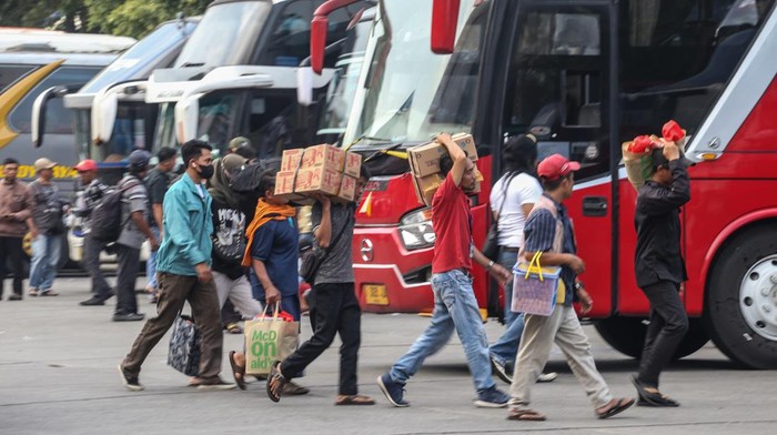 Sejumlah pemudik memasukkan barang bawaan kedalam bagasi bus di Terminal Kampung Rambutan, Jakarta, Minggu (16/4/2023). Sebagian warga memilih untuk mudik lebih awal guna menghindari kemacetan dan lonjakan penumpang pada puncak arus mudik yang diprediksi pada tanggal 18-21 April 2023. ANTARA FOTO/Asprilla Dwi Adha/YU