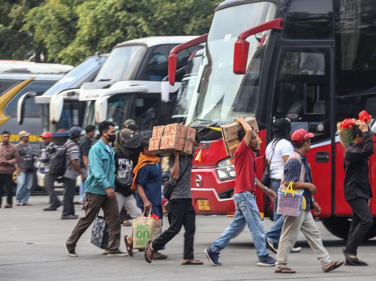 Suasana Pemudik di Terminal Kampung Rambutan pada H-6 Lebaran
