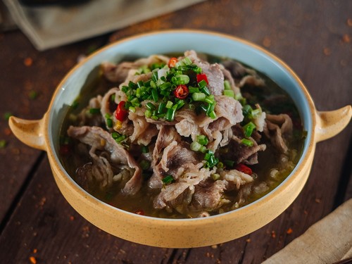 Sup acar daging sapi yang segar gurih jadi menu andalan Cha Ching Clan (CCC) Canggu. (Agus Eka)