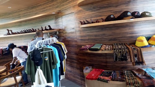 Suvenir yang dijual di Loh Buaya, Pulau Rinca, Taman Nasional Komodo, Manggarai Barat, NTT. (Ambrosius Ardin/detikBali)