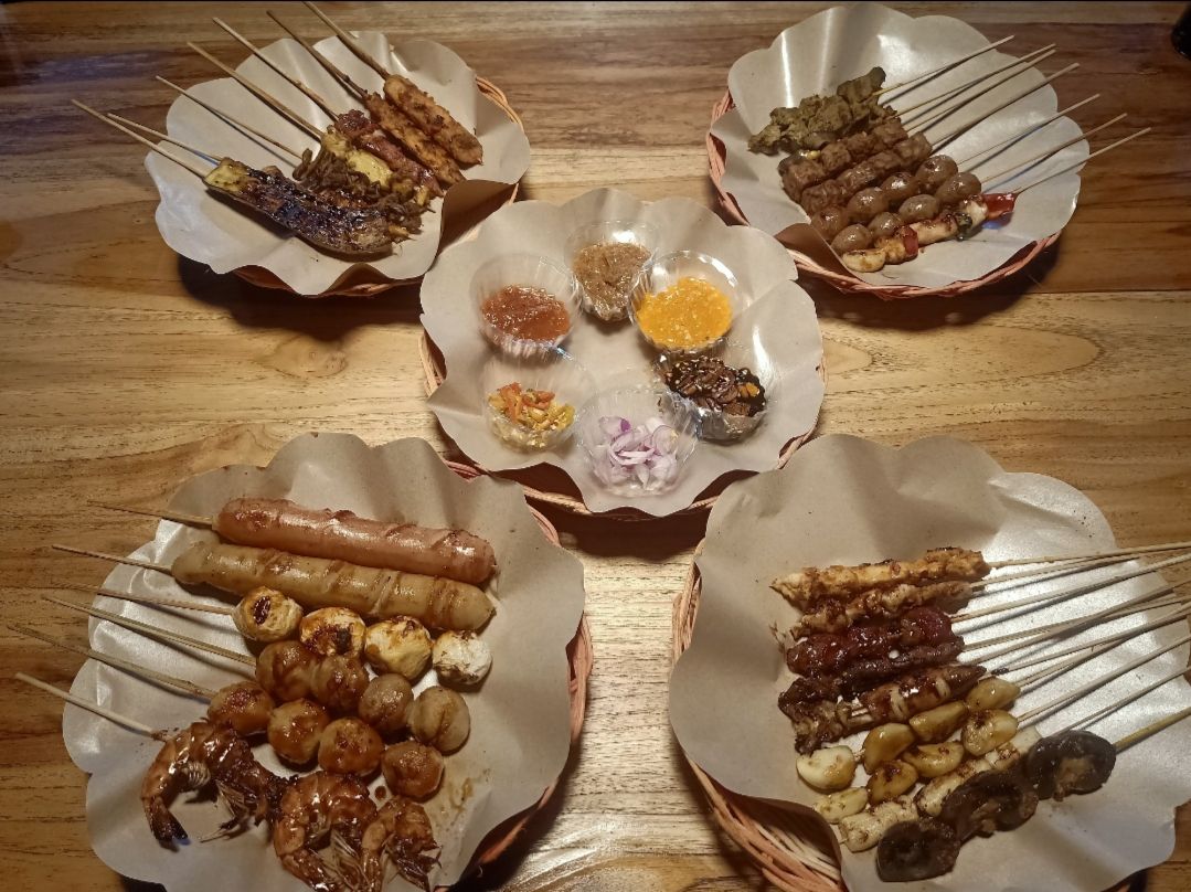 Tampilan beragam sate yang ditawarkan di Kebun Sate, Jalan Genetri V No 1 B Denpasar, Bali pada Minggu (16/4/2023). (Ni Made Lastri Karsiani Putri-detikBali)