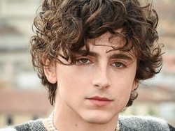 Timothee Chalamet Raih Gelar Pria Tertampan 2023, Geser Henry Cavill
