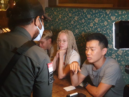 Timpora memeriksa paspor atau izin tinggal WNA di Parq, Ubud, Sabtu (15/4/2023).