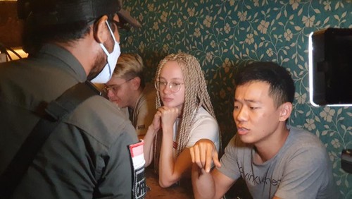 Timpora memeriksa paspor atau izin tinggal WNA di Parq, Ubud, Sabtu (15/4/2023).