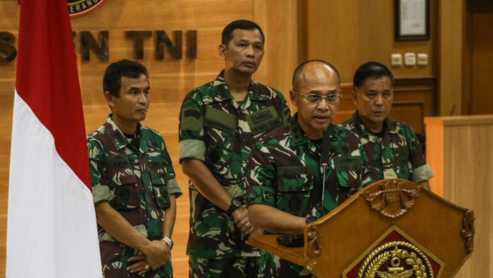 Kepala Pusat Penerangan (Kapuspen) TNI Laksda TNI Julius Widjojono (kedua kiri) memberikan keterangan kepada wartawan di Balai Wartawan Puspen TNI, Cilangkap, Jakarta, Minggu (16/4/2023). Konferensi pers tersebut terkait kontak tembak antara TNI dengan KKB Papua pada Sabtu (15/4) yang menewaskan satu orang prajurit atas nama Pratu Miftahul Arifin yaitu kejadian yang merupakan bagian dari operasi penyelamatan pilot Susi Air di Mugi-Mam, Kabupaten Nduga, Papua. ANTARA FOTO/Asprilla Dwi Adha/nym.