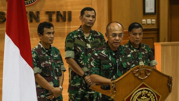 Kepala Pusat Penerangan (Kapuspen) TNI Laksda TNI Julius Widjojono (kedua kiri) memberikan keterangan kepada wartawan di Balai Wartawan Puspen TNI, Cilangkap, Jakarta, Minggu (16/4/2023). Konferensi pers tersebut terkait kontak tembak antara TNI dengan KKB Papua pada Sabtu (15/4) yang menewaskan satu orang prajurit atas nama Pratu Miftahul Arifin yaitu kejadian yang merupakan bagian dari operasi penyelamatan pilot Susi Air di Mugi-Mam, Kabupaten Nduga, Papua. ANTARA FOTO/Asprilla Dwi Adha/nym.