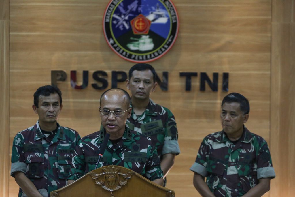 Kepala Pusat Penerangan (Kapuspen) TNI Laksda TNI Julius Widjojono (kedua kiri) memberikan keterangan kepada wartawan di Balai Wartawan Puspen TNI, Cilangkap, Jakarta, Minggu (16/4/2023). Konferensi pers tersebut terkait kontak tembak antara TNI dengan KKB Papua pada Sabtu (15/4) yang menewaskan satu orang prajurit atas nama Pratu Miftahul Arifin yaitu kejadian yang merupakan bagian dari operasi penyelamatan pilot Susi Air di Mugi-Mam, Kabupaten Nduga, Papua. ANTARA FOTO/Asprilla Dwi Adha/nym.