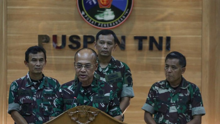 Kepala Pusat Penerangan (Kapuspen) TNI Laksda TNI Julius Widjojono (kedua kiri) memberikan keterangan kepada wartawan di Balai Wartawan Puspen TNI, Cilangkap, Jakarta, Minggu (16/4/2023). Konferensi pers tersebut terkait kontak tembak antara TNI dengan KKB Papua pada Sabtu (15/4) yang menewaskan satu orang prajurit atas nama Pratu Miftahul Arifin yaitu kejadian yang merupakan bagian dari operasi penyelamatan pilot Susi Air di Mugi-Mam, Kabupaten Nduga, Papua. ANTARA FOTO/Asprilla Dwi Adha/nym.