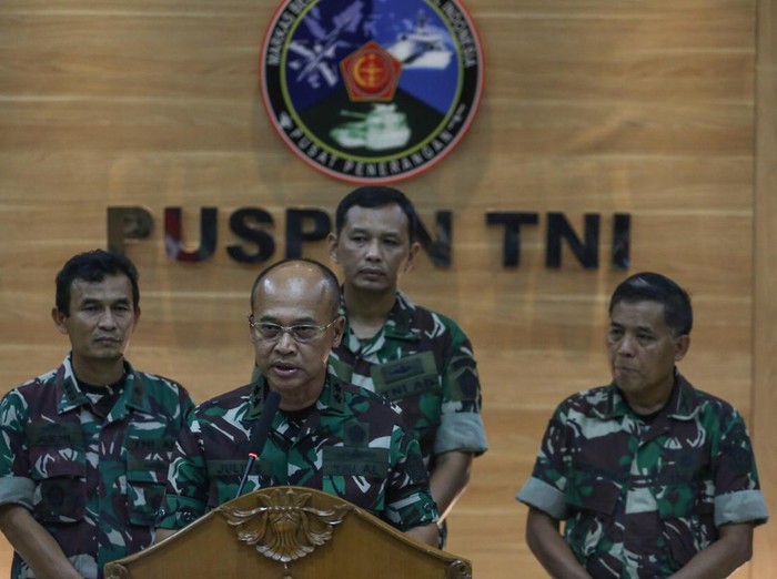 Kepala Pusat Penerangan (Kapuspen) TNI Laksda TNI Julius Widjojono (kedua kiri) memberikan keterangan kepada wartawan di Balai Wartawan Puspen TNI, Cilangkap, Jakarta, Minggu (16/4/2023). Konferensi pers tersebut terkait kontak tembak antara TNI dengan KKB Papua pada Sabtu (15/4) yang menewaskan satu orang prajurit atas nama Pratu Miftahul Arifin yaitu kejadian yang merupakan bagian dari operasi penyelamatan pilot Susi Air di Mugi-Mam, Kabupaten Nduga, Papua. ANTARA FOTO/Asprilla Dwi Adha/nym.