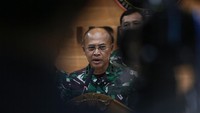 Kepala Pusat Penerangan (Kapuspen) TNI Laksda TNI Julius Widjojono memberikan keterangan kepada wartawan di Balai Wartawan Puspen TNI, Cilangkap, Jakarta, Minggu (16/4/2023).