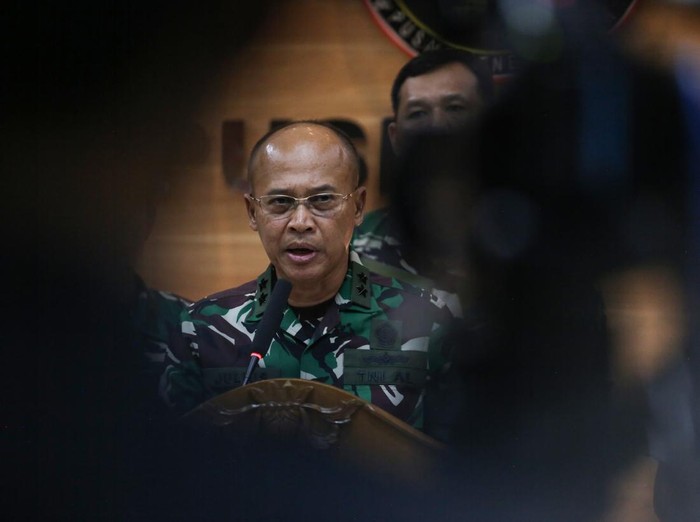 Kepala Pusat Penerangan (Kapuspen) TNI Laksda TNI Julius Widjojono (kedua kiri) memberikan keterangan kepada wartawan di Balai Wartawan Puspen TNI, Cilangkap, Jakarta, Minggu (16/4/2023). Konferensi pers tersebut terkait kontak tembak antara TNI dengan KKB Papua pada Sabtu (15/4) yang menewaskan satu orang prajurit atas nama Pratu Miftahul Arifin yaitu kejadian yang merupakan bagian dari operasi penyelamatan pilot Susi Air di Mugi-Mam, Kabupaten Nduga, Papua. ANTARA FOTO/Asprilla Dwi Adha/nym.