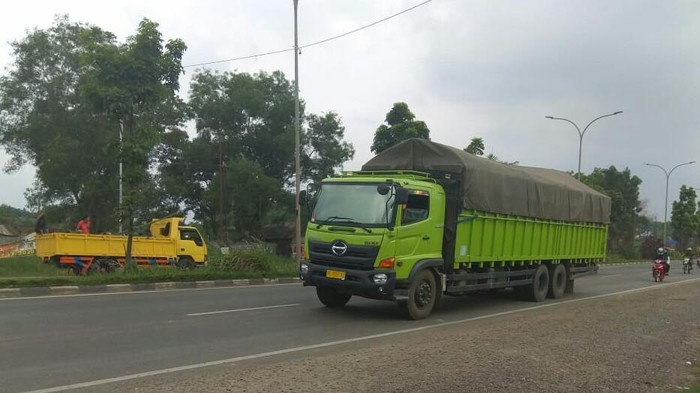 Truk angkutan barang