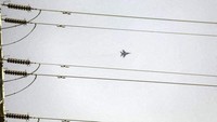 Jet tempur berterbangan di langit-langit Sudan. Jendela-jendela dan gedung-gedung apartemen berguncang karena pertempuran itu.