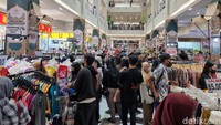 Sejumlah mal di Surabaya benar-benar dipenuhi oleh pengunjung yang sedang kalap. Mereka memenuhi berbagai tenan dan sentra barang diskon untuk mencari baju yang tepat. Para pengunjung tampak membawa serta keluarga, bersama teman, bahkan sempat berbuka puasa sebelum berbelanja. (Foto: Esti Widiyana/detikJatim)