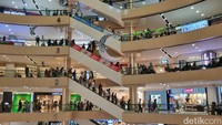 Tidak hanya Royal Plaza, salah satu mal yang juga dipenuhi pengunjung adalah TP Surabaya. Dari TP 1 hingga TP 6, pengunjung memenuhi sejumlah lantai untuk berbelanja pakaian baru kebutuhan Lebaran. (Foto: Esti Widiyana/detikJatim)