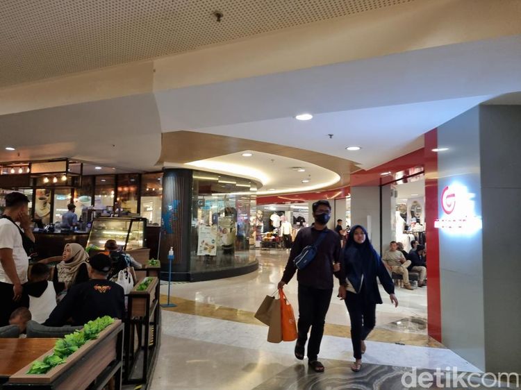 Berdesakan di Mal Surabaya demi Berburu Baju Lebaran