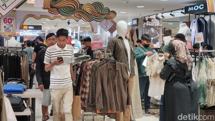 Warga Surabaya memenuhi mal di Surabaya untuk berburu diskon baju baru buat Lebaran 2023.