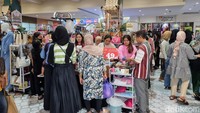 Suasana di mal yang ada di Surabaya pada Minggu malam benar-benar kemriyek, dalam bahasa arek Suroboyo. Benar-benar ramai seperti di pasar. Tentu saja yang diburu adalah diskon yang paling menggiurkan. (Foto: Esti Widiyana/detikJatim)