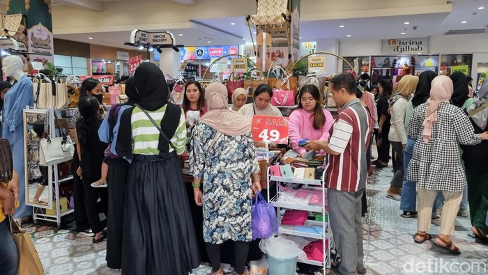 Warga Surabaya memenuhi mal di Surabaya untuk berburu diskon baju baru buat Lebaran 2023.