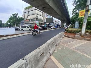 Tabur Bunga di Jalur Sepeda Usai Penutupan Simpang Pasar Santa