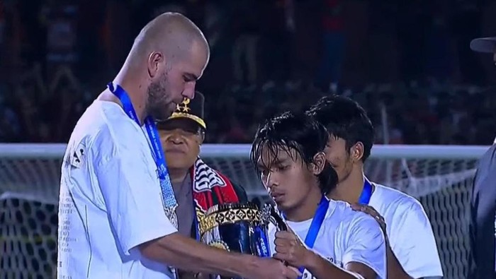 Wiljan Pluim dan Rasyid Bakri mengangkat Piala Liga 1 musim 2022/2023.