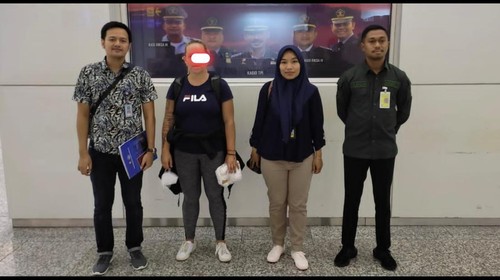 WNA Slovakia berinisial PT (34) dideportasi dari Bali karena melanggar aturan izin tinggal dengan bekerja sebagai agen properti, Minggu (16/4/2023) dini hari.