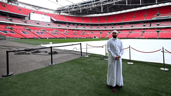 LONDON, UNITED KINGDOM - APRIL 28: People attend an open Iftar at Wembley stadium to mark the final week of Ramadan on April 28, 2022 in London, England. Open Iftar, organised by the Ramadan Tent Project, brings together people from all communities to share an Iftar (evening meal) to break fast during the Islamic holy month of Ramadan. (Photo by Kate Green/Anadolu Agency via Getty Images)