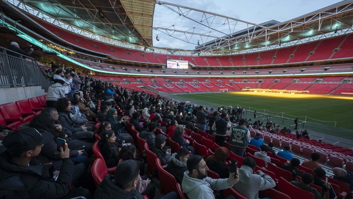 Wow! Muslim Inggris Buka Puasa Bersama di Stadion Wembley LONDON, UNITED KINGDOM - APRIL 28: People attend an open Iftar at Wembley stadium to mark the final week of Ramadan on April 28, 2022 in London, England. Open Iftar, organised by the Ramadan Tent Project, brings together people from all communities to share an Iftar (evening meal) to break fast during the Islamic holy month of Ramadan. (Photo by Kate Green/Anadolu Agency via Getty Images)