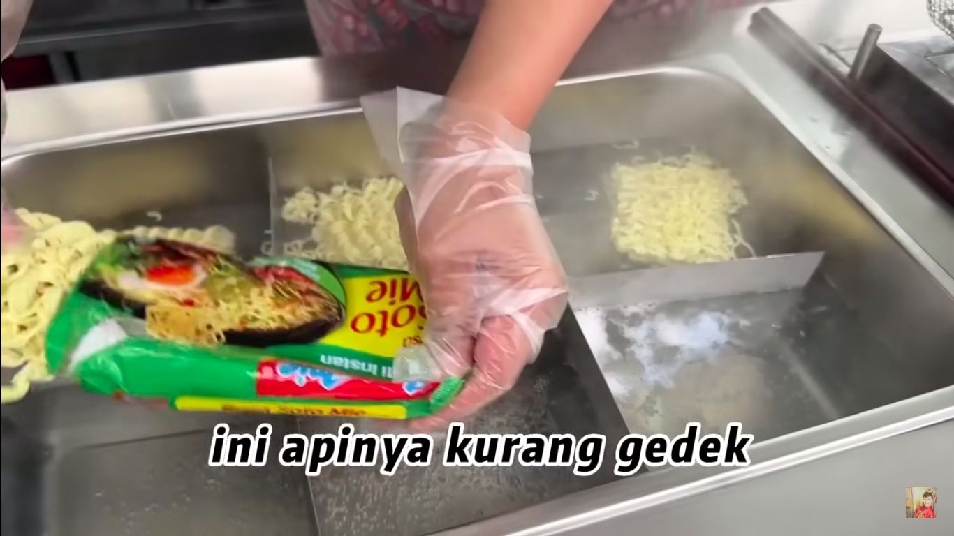YouTuber Indonesia jualan Indomie