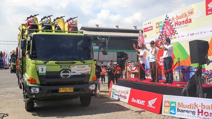 AHM Gelar Mudik Bareng, Motor Bisa Ikut ke Kampung Halaman Sejumlah pekerja menaikan motor pemudik keatas truk yang akan membawanya ke kampung halaman, Jakarta, Senin (17/4/2023).