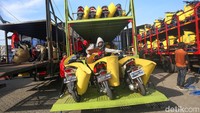 Sejumlah pekerja menaikan motor pemudik keatas truk yang akan membawanya ke kampung halaman, Jakarta, Senin (17/4/2023).  