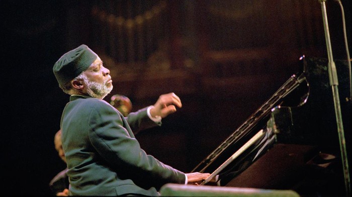 AMSTERDAM, NETHERLANDS - OCTOBER 25: Ahmad Jamal, piano, performs at the Concertgebouw on October 25th 2000 in Amsterdam, Netherlands. (Photo by Frans Schellekens/Redferns)