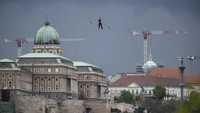 Simets adalah orang pertama yang menyeberangi Danube selebar hampir 300 meter tanpa tali pengaman di ketinggian 30 meter.  