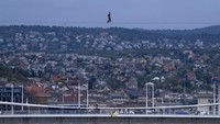 Simet menyeimbangkan diri saat ia berjalan di atas tali kawat untuk menyeberangi Sungai Danube untuk menandai Hari Sirkus Dunia. AP/Zoltan Balogh  