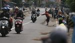 Aksi Pencari Sedekah dengan Sapu di Jembatan Sewo