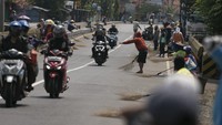 Aksi ini cukup menarik perhatian warga atau pemudik yang melintas, mnamun juga dapat membahayakan keselamatan pengguna jalan terutama saat arus mudik. 