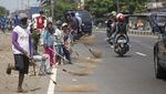 Aksi Pencari Sedekah dengan Sapu di Jembatan Sewo